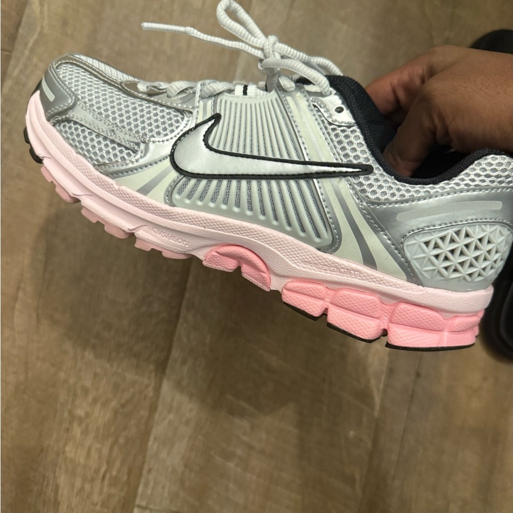 WOMEN'S NIKE ZOOM VOMERO 5 CASUAL SHOES